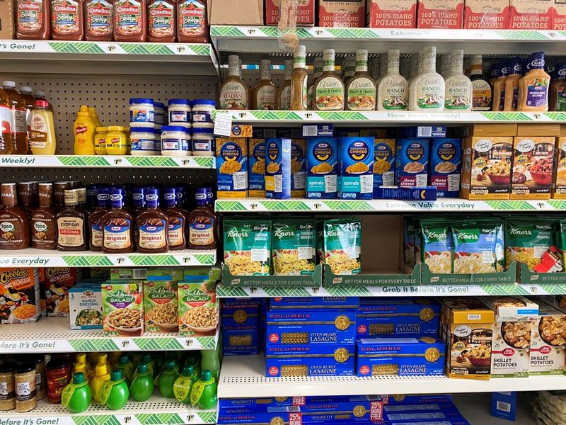 &copy; Reuters. FILE PHOTO: Packaged food for sale is seen on shelves at a Dollar Tree in Islandia, New York, U.S., May 12, 2023. REUTERS/Jessica DiNapoli
