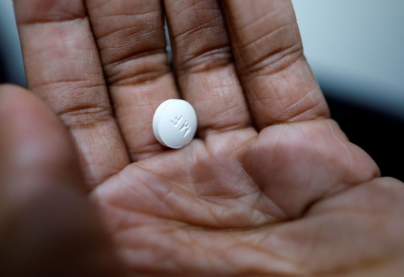 &copy; Reuters. FILE PHOTO: A patient prepares to take Mifepristone, the first medication in a medical abortion, at Alamo Women's Clinic in Carbondale, Illinois, U.S., April 20, 2023. REUTERS/Evelyn Hockstein/File Photo