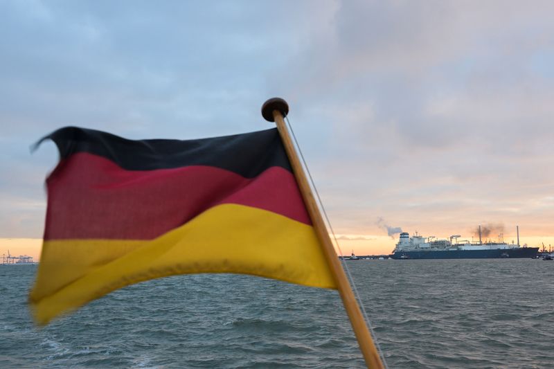 &copy; Reuters. Bandeira da Alemanha no porto alemão de Wilhelmshaven
15/12/2022 REUTERS/Fabian Bimmer/Pool