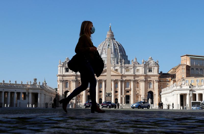 &copy; Reuters. FILE PHOTO: A general view of Saint Peter's Square a day before the Vatican releases its long-awaited report into disgraced ex-U.S. Cardinal Theodore McCarrick, at the Vatican, November 9, 2020. REUTERS/Remo Casilli
