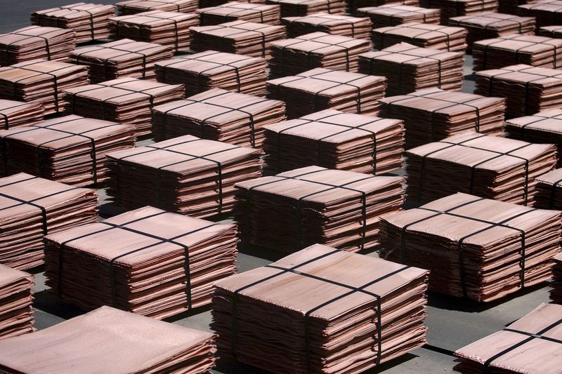&copy; Reuters. Imagen de archivo de cargamentos de cátodos de cobre en la mina La Escondida, cerca de Antofagasta, Chile.