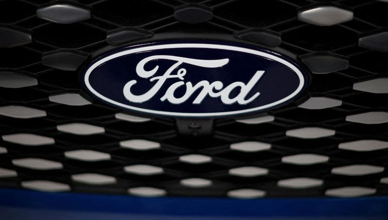 &copy; Reuters. FILE PHOTO: A Ford badge on the grill of an E-transit concept vehicle during a press event at the Ford Halewood transmissions plant in Liverpool, Britain, December 1, 2022. REUTERS/Phil Noble