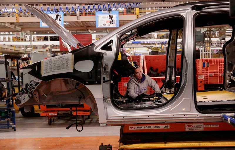 &copy; Reuters. Un addetto all'assemblaggio di Stellantis lavora all'interno di una Chrysler Pacifica presso il Windsor Assembly Plant di Windsor, Ontario, Canada. 17 gennaio 2023. REUTERS/Rebecca Cook/