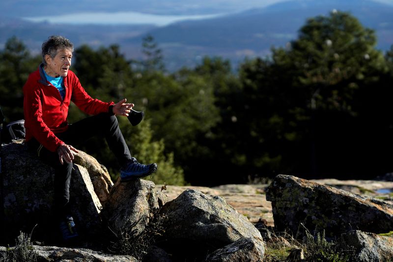 &copy; Reuters. FOTO DE ARCHIVO: Carlos Soria, alpinista español de 81 años, en una entrevista con Reuters durante el brote de la enfermedad del coronavirus ( COVID-19) antes de su entrenamiento para escalar en las montañas del Himalaya como homenaje a los ancianos af