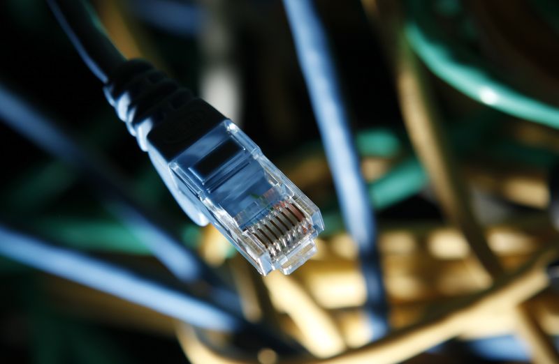 &copy; Reuters. Cabo de internet em sala de servidores, Varsóvia, Polônia
24/01/2012. 
REUTERS/Kacper Pempel  