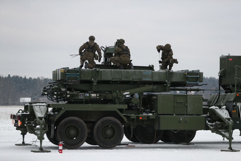 © Reuters. FILE PHOTO: Polish servicemen train as they stand on the Patriot air missile defence system at the airport in Warsaw, February 7, 2023. REUTERS/Kacper Pempel