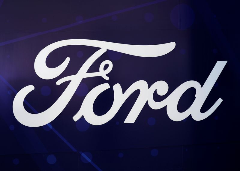 &copy; Reuters. FOTO DE ARCHIVO-El logotipo de Ford se ve en el Salón Internacional del Automóvil en la Ciudad de México