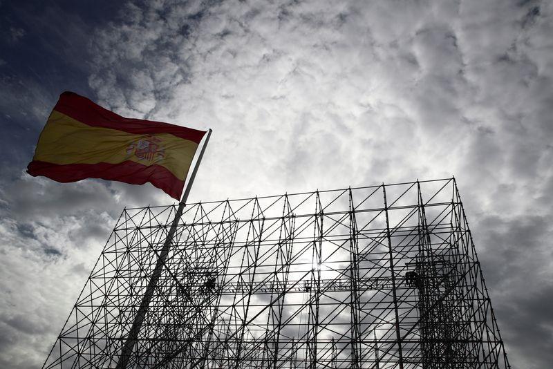 &copy; Reuters. Workers set up a huge scaffold as a Spanish flag flutters at the Colon square in Madrid, Spain, November 2, 2021. REUTERS/Sergio Perez