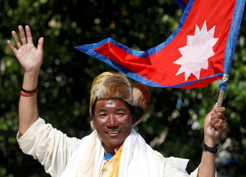 &copy; Reuters. Kami Rita Sherpa acena após sua 24ª escalada ao Monte Everest, em Katmandu, Nepal
25/05/2019
REUTERS/Navesh Chitrakar