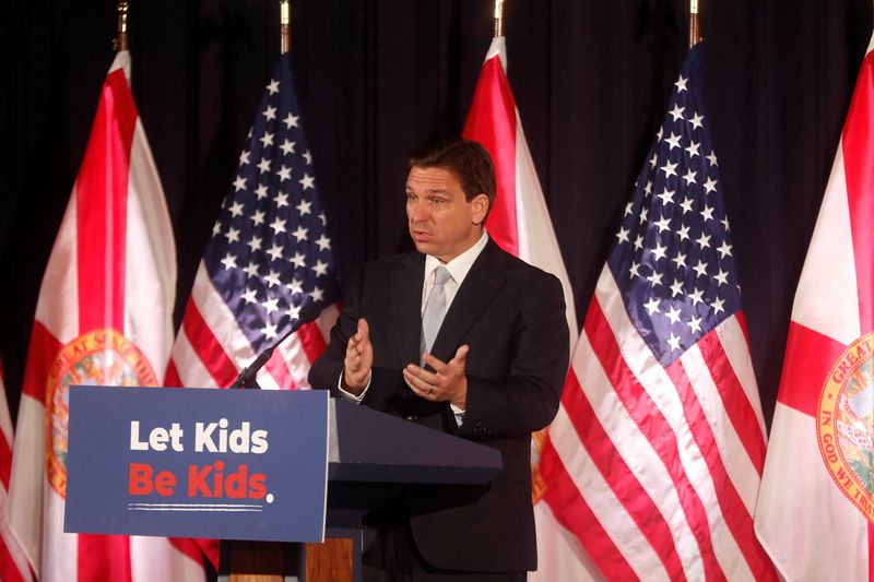 © Reuters. Florida Governor Ron DeSantis speaks during a press conference before he signs five state house bills into law at Cambridge Christian School in Tampa, Florida, U.S. May 17, 2023.  REUTERS/Octavio Jones