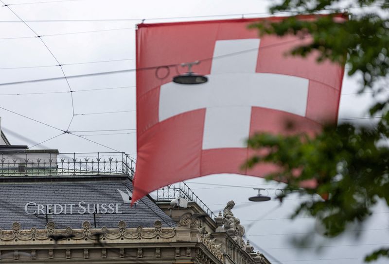 &copy; Reuters. FILE PHOTO: A Swiss flag is seen in front of a logo of Swiss bank Credit Suisse in Zurich, Switzerland May 10, 2023. REUTERS/Denis Balibouse
