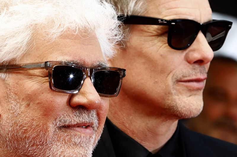 &copy; Reuters. Diretor Pedro Almodóvar e Ethan Hawke, do elenco de "Strange Way of Life", no Festival de Cinema de Cannes, na França
17/5/2023 REUTERS/Eric Gaillard