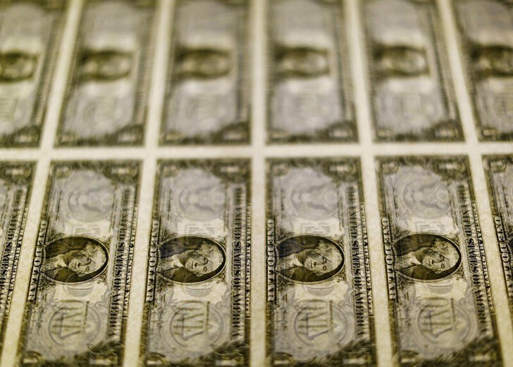 © Reuters. FILE PHOTO: United States one dollar bills are seen on a light table at the Bureau of Engraving and Printing in Washington in this November 14, 2014, file photo. REUTERS/Gary Cameron//File Photo