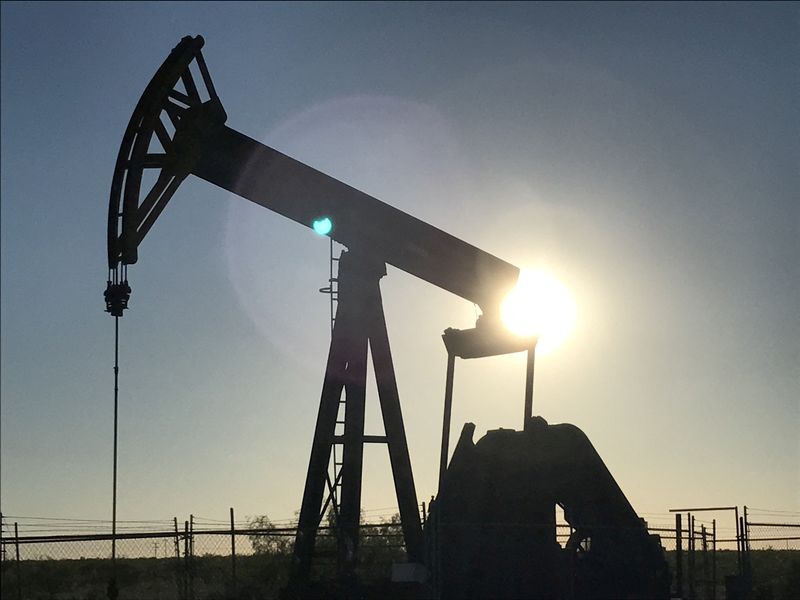 &copy; Reuters. FILE PHOTO: A pump jack is seen at sunset near Midland, Texas, U.S., on May 3, 2017. Picture taken May 3, 2017. REUTERS/Ernest Scheyder