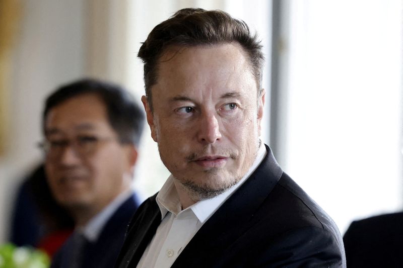 © Reuters. FILE PHOTO: SpaceX, Twitter and Tesla CEO Elon Musk looks on as he attends a roundtable during the 6th edition of the 