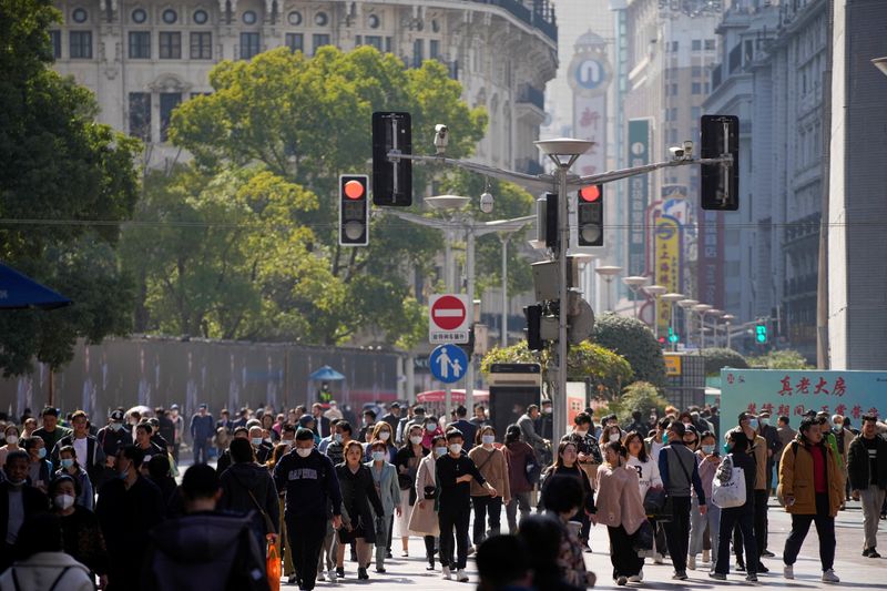 &copy; Reuters. FILE PHOTO: People walk at the main shopping area in Shanghai, China, March 14, 2023. REUTERS/Aly Song