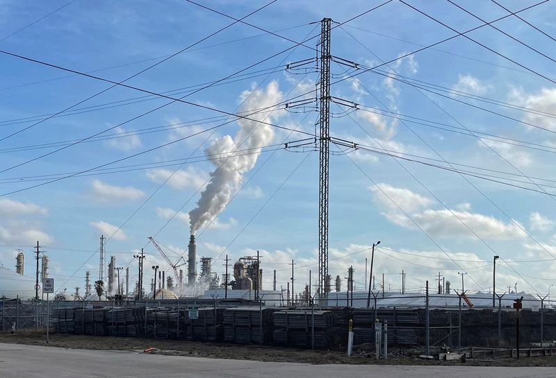 © Reuters. FILE PHOTO: Production units are seen in operation at Marathon Petroleum’s Galveston Bay Refinery in Texas City, Texas, U.S., May 15, 2023. REUTERS/Erwin Seba/File Photo