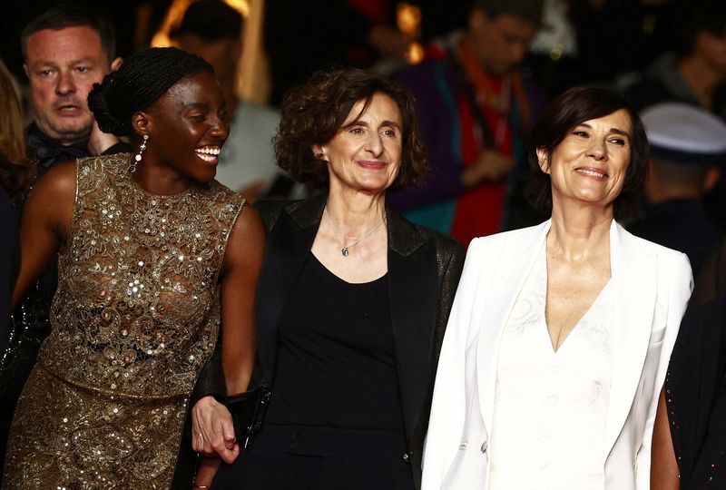 &copy; Reuters. A diretora Catherine Corsini, a produtora Elisabeth Perez e a integrante do elenco Suzy Bemba posam em chegada ao tapete vermelho do festival de Cannes
17/05/2023
REUTERS/Yara Nardi