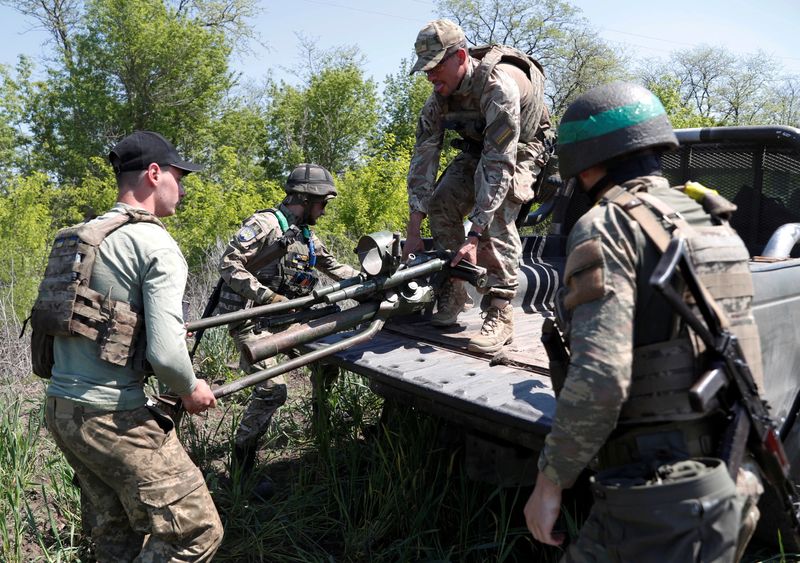 &copy; Reuters. ウクライナで１８日未明、全土に空襲警報が発令された。軍は中部の地域でロシアによるミサイル攻撃の可能性があると警告した。写真は軍事訓練中のウクライナ兵。１５日撮影。（2023年 