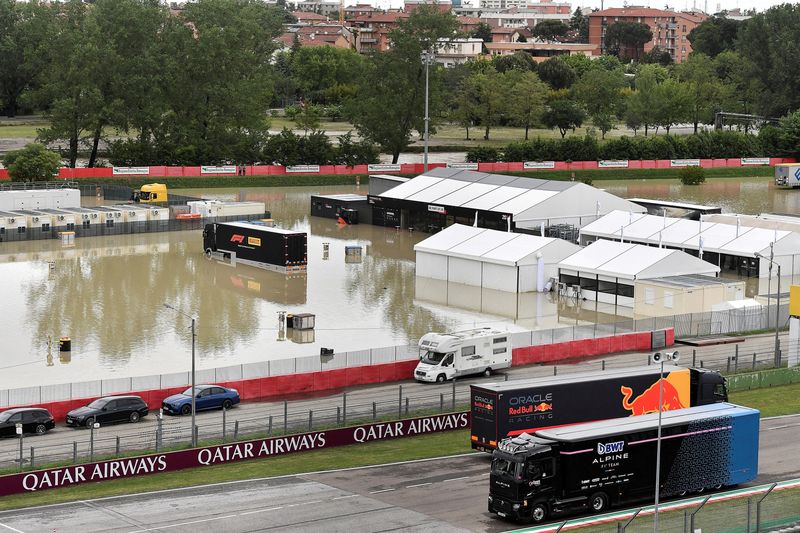 &copy; Reuters. 　自動車レースＦ１は１７日、今週末にイタリアのイモラで予定されていたエミリアロマーニャ・グランプリ（ＧＰ）の開催を、洪水被害のために中止すると発表した。写真はサーキット脇