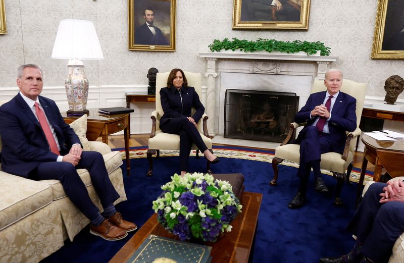 © Reuters. FILE PHOTO: U.S. President Joe Biden hosts debt limit talks with House Speaker Kevin McCarthy (R-CA), Vice President Kamala Harris and other congressional leaders in the Oval Office at the White House in Washington, U.S., May 16, 2023. REUTERS/Evelyn Hockstein