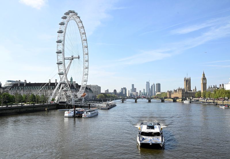 &copy; Reuters. 　５月１７日、英政府は１７日、地球温暖化に伴う洪水と海面上昇からロンドン中心部を保護する計画を１５年前倒しする方針を明らかにした。写真はテムズ河。ロンドンで撮影（２０２３