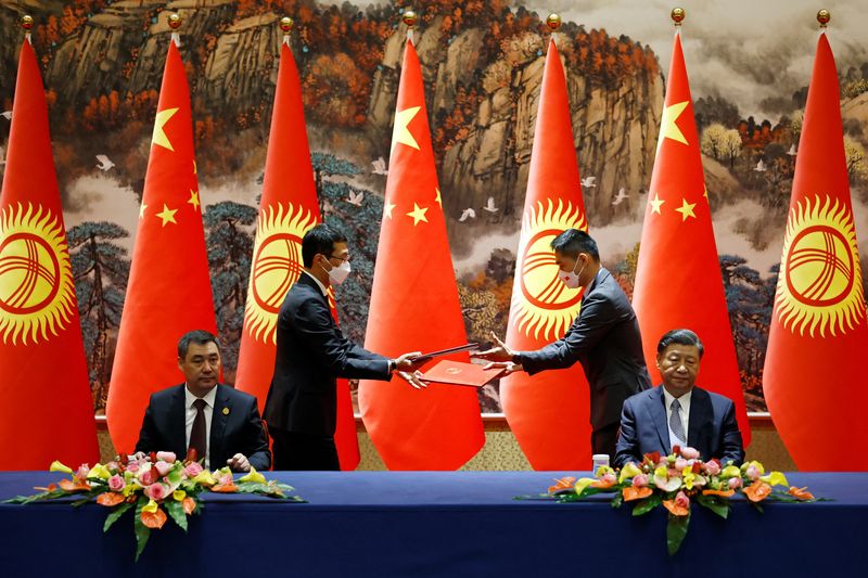 © Reuters. Chinese President Xi Jinping and Kyrgyzstan's President Sadyr Japarov attend a signing ceremony, ahead of the China-Central Asia Summit in Xian, Shaanxi province, China May 18, 2023. REUTERS/Florence Lo/Pool