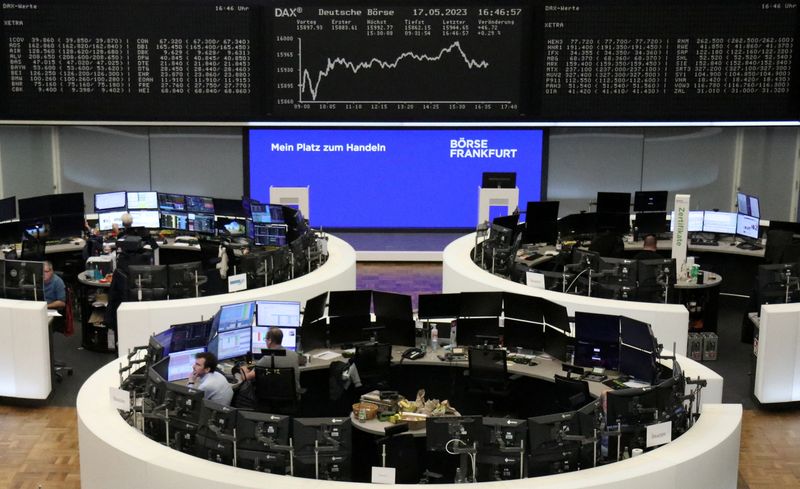 &copy; Reuters. FOTO DE ARCHIVO: El gráfico de cotización del índice de precios alemán DAX en una pantalla en el interior de la Bolsa de Fráncfort, Alemania, el 17 de mayo de 2023. REUTERS/Personal