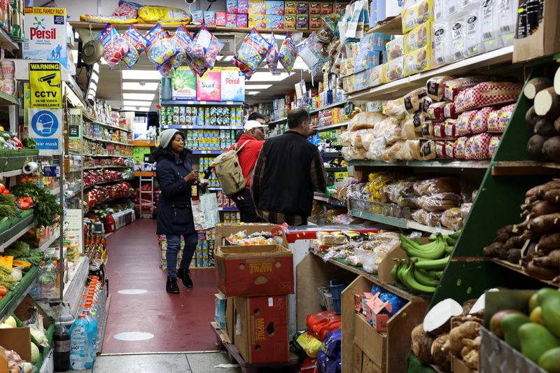 &copy; Reuters. FILE PHOTO: People shop at a grocery market, in London, Britain May 6, 2023. REUTERS/Emilie Madi