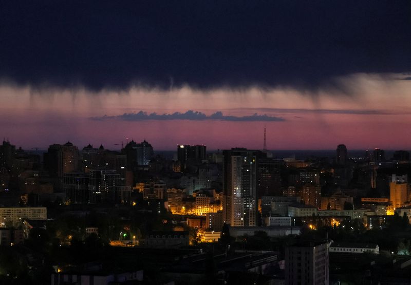 &copy; Reuters. A view shows the Ukrainian capital at dawn during an air raid alert, amid Russia's attack on Ukraine, in Kyiv, Ukraine May 14, 2023. REUTERS/Gleb Garanich 