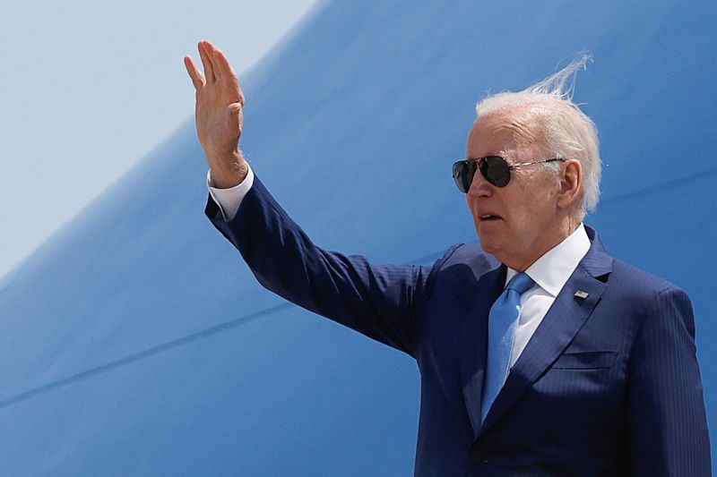 &copy; Reuters. U.S. President Joe Biden gestures, as he boards Air Force One for travel to the G7 Summit in Japan from Joint Base Andrews, Maryland, U.S. May 17, 2023. REUTERS/Jonathan Ernst
