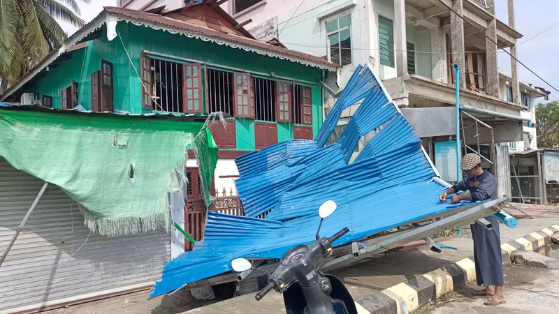 © Reuters. FILE PHOTO: A view of the damage in the aftermath of Cyclone Mocha in Kyauktaw, Rakhine, Myanmar May 15, 2023 in this screen grab obtained from a video. Video Obtained by Reuters/Handout. 
