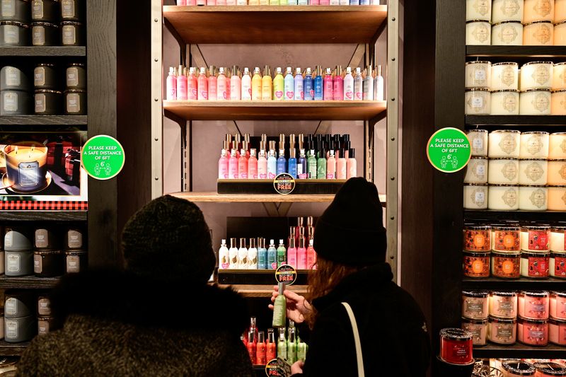 &copy; Reuters. People shop in a Bath & Body Works store as Black Friday sales begin at The Outlet Shoppes of the Bluegrass in Simpsonville, Kentucky, U.S., November 26, 2021. REUTERS/Jon Cherry