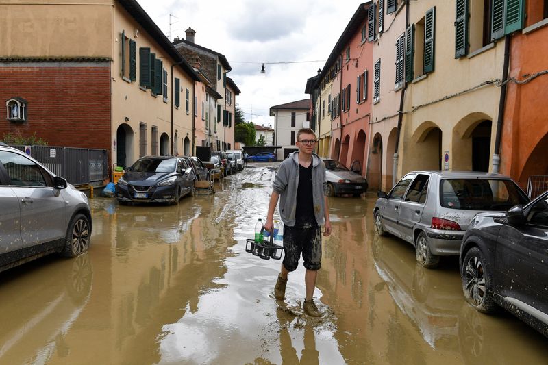 &copy; Reuters. Un uomo cammina nel fango dopo l'alluvione che ha colpito l'Emilia Romagna. Castel Bolognese (BO) 18 maggio 2023. REUTERS/Jennifer Lorenzini