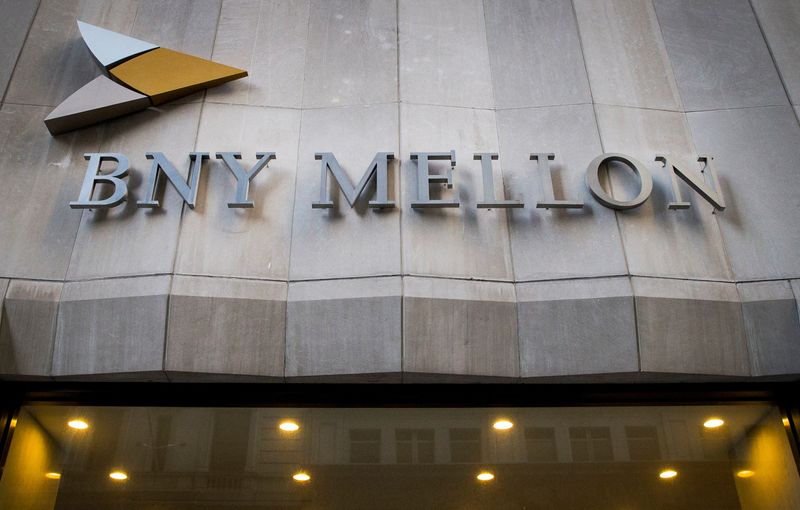 &copy; Reuters. FILE PHOTO: The Bank of New York Mellon Corp. building at 1 Wall St. is seen in New York's financial district March 11, 2015. REUTERS/Brendan McDermid