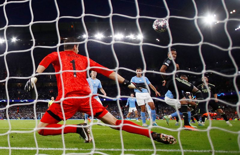 © Reuters. Eder Militão, do Real Madrid, marca um gol contra Thibaut Courtois e Manchester City
17/05/2023
 Action Images via Reuters/Jason Cairnduff     