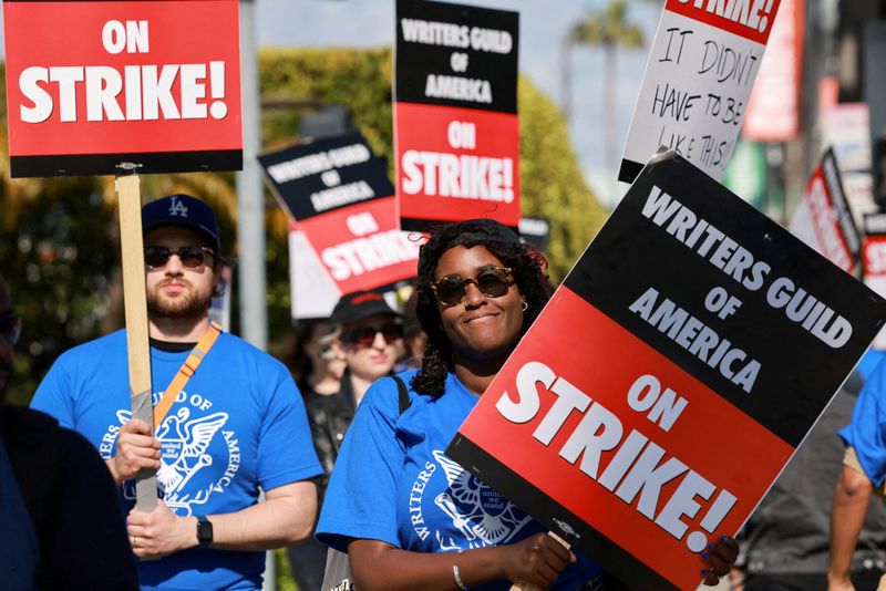 &copy; Reuters. Trabalhadores e apoiadores participam em protesto do sindicato Writers Guild of America, em Los Angeles, EUA
02/05/2023
REUTERS/Aude Guerrucci