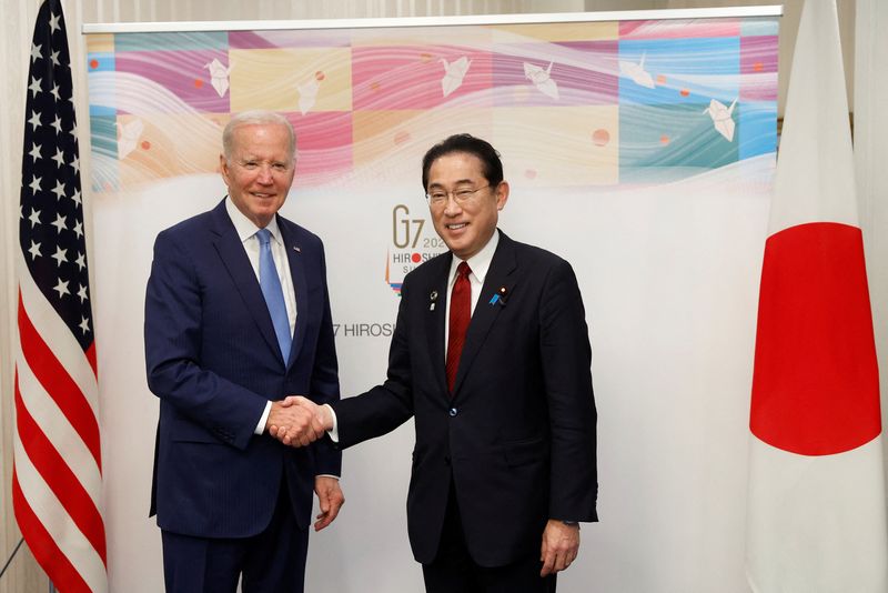 &copy; Reuters. Il presidente degli Stati Uniti Joe Biden e Fumio Kishida, primo ministro del Giappone, si stringono la mano prima di un incontro bilaterale in vista del vertice dei leader del Gruppo dei Sette (G7) a Hiroshima, Giappone, giovedì 18 maggio 2023. Kiyoshi 