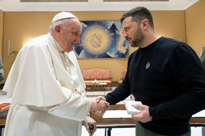 &copy; Reuters. Papa Francesco stringe la mano al Presidente ucraino Volodymyr Zelenskiy, in Vaticano, 13 maggio 2023. Media Vaticani/Handout via REUTERS