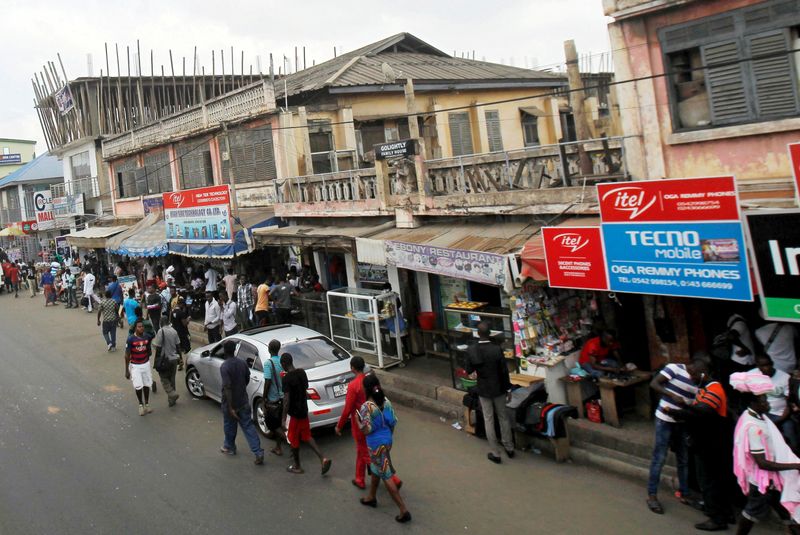 &copy; Reuters. FILE PHOTO: People walk on the street around Kwame Nkrumah circle in Accra, Ghana, December 2, 2016. REUTERS/Luc Gnago