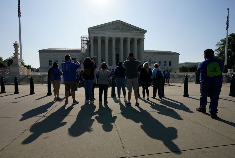 © Reuters. Visitors take photos in front of the U.S. Supreme Court, where today, written opinions in pending, argued cases, are expected to be issued, in Washington, U.S., May 18, 2023 REUTERS/Kevin Lamarque