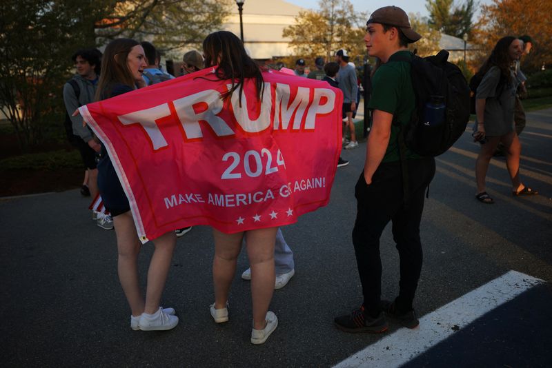 &copy; Reuters. FILE PHOTO: Supporters of Republican presidential candidate and former U.S. President Donald Trump gather outside the venue where Trump is scheduled to take part in a CNN campaign town hall event in Manchester, New Hampshire, U.S., May 10, 2023.     REUTE