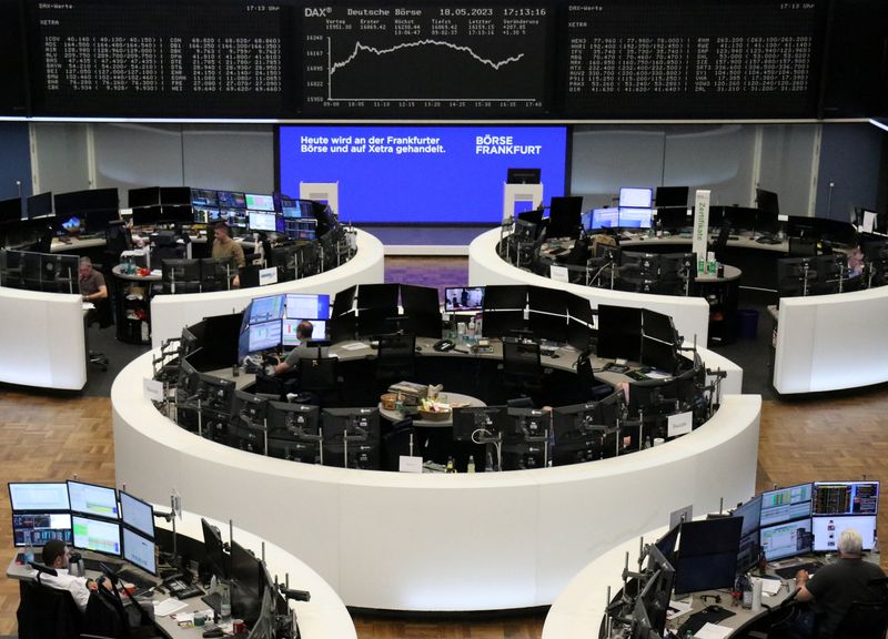 &copy; Reuters. شاشات في بورصة فرانكفورت تعرض حركة مؤشر داكس الألماني يوم الخميس. صورة لرويترز 