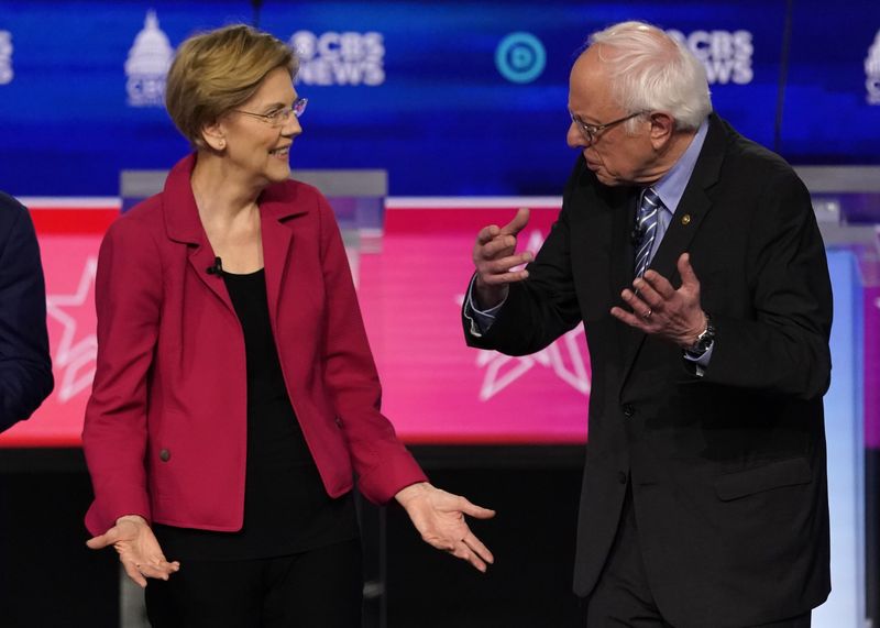 &copy; Reuters. FOTO DE ARCHIVO: Los aspirantes a la nominación presidencial demócrata 2020 en Estados Unidos, la senadora Elizabeth Warren y el senador Bernie Sanders, hablan antes del décimo debate presidencial demócrata 2020 en el Gaillard Center de Charleston, Ca