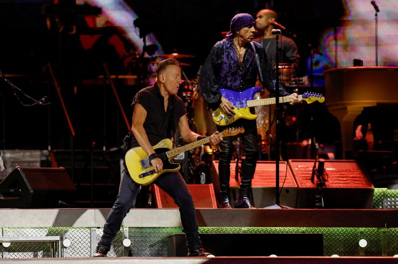 &copy; Reuters. Astro do rock americano Bruce Springsteen e banda The E Street em show em Barcelona, Espanha
28/04/2023
REUTERS/Albert Gea