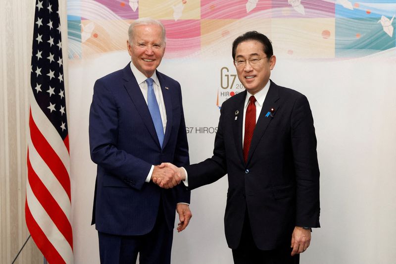 &copy; Reuters. O presidente dos EUA, Joe Biden, e o primeiro-ministro do Japão, Fumio Kishida, apertam as mãos antes de reunião bilateral antes de cúpula do G7 em Hiroshima, Japão
18/05/2023
Kiyoshi Ota/Pool via REUTERS