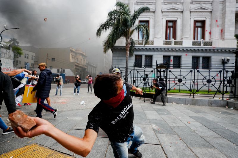 &copy; Reuters. FILE PHOTO: A demonstrator throws a stone during a protest outside the National Congress, as members of the parliament debate the government's agreement with the International Monetary Fund (IMF), in Buenos Aires, Argentina March 10, 2022. REUTERS/Agustin