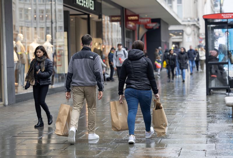 &copy; Reuters. FILE PHOTO: People shop on Oxford Street in London, Britain April 10, 2023. REUTERS/Anna Gordon