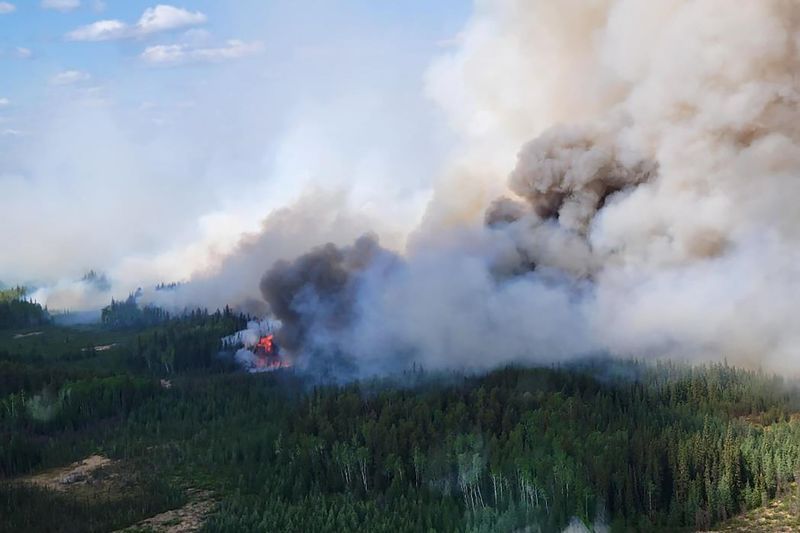 &copy; Reuters. FILE PHOTO: Smoke rises above the southeast perimeter of the Paskwa fire (HWF030) as it burns near Fox Lake, Alberta, Canada May 16, 2023. Alberta Wildfire/Handout via REUTERS 