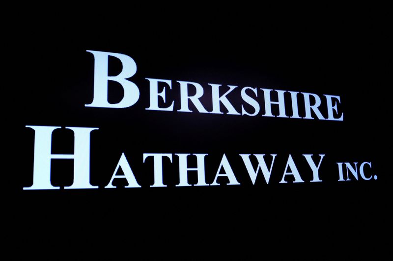 © Reuters. FILE PHOTO: Berkshire Hathaway logo is displayed on a screen on the floor of the New York Stock Exchange (NYSE) in New York City, U.S., May 10, 2023.  REUTERS/Brendan McDermid
